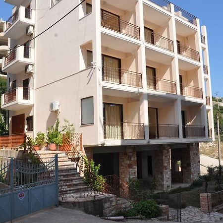 Nikos Hotel And Apartments Sarandë エクステリア 写真