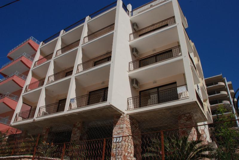 Nikos Hotel And Apartments Sarandë エクステリア 写真