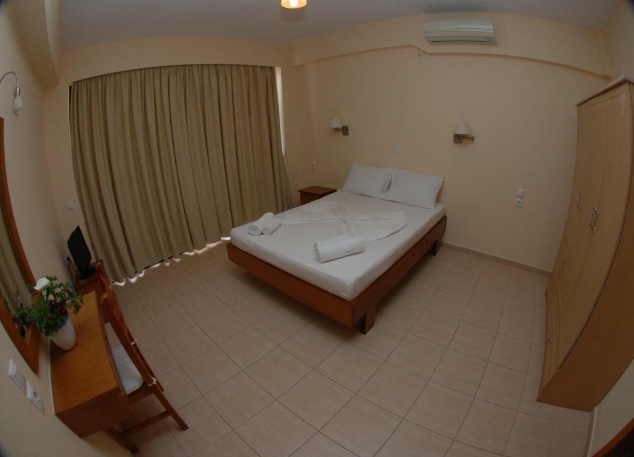 Nikos Hotel And Apartments Sarandë エクステリア 写真