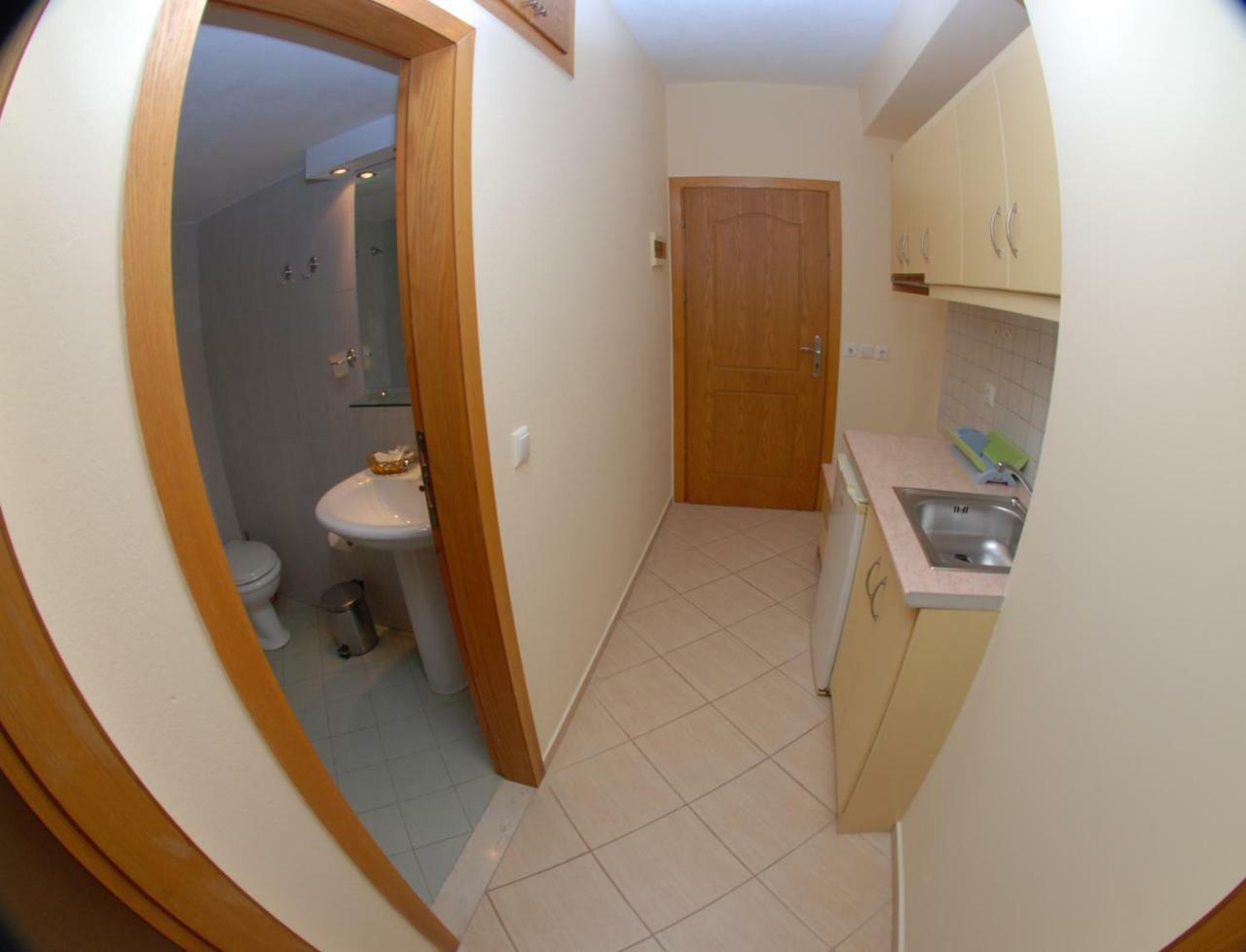 Nikos Hotel And Apartments Sarandë エクステリア 写真