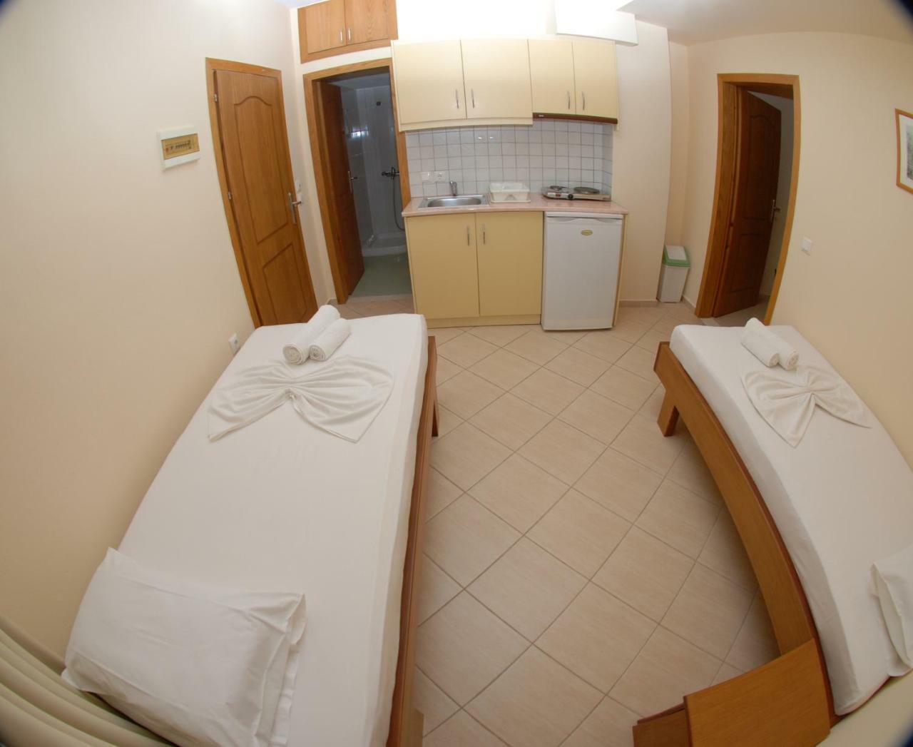 Nikos Hotel And Apartments Sarandë エクステリア 写真