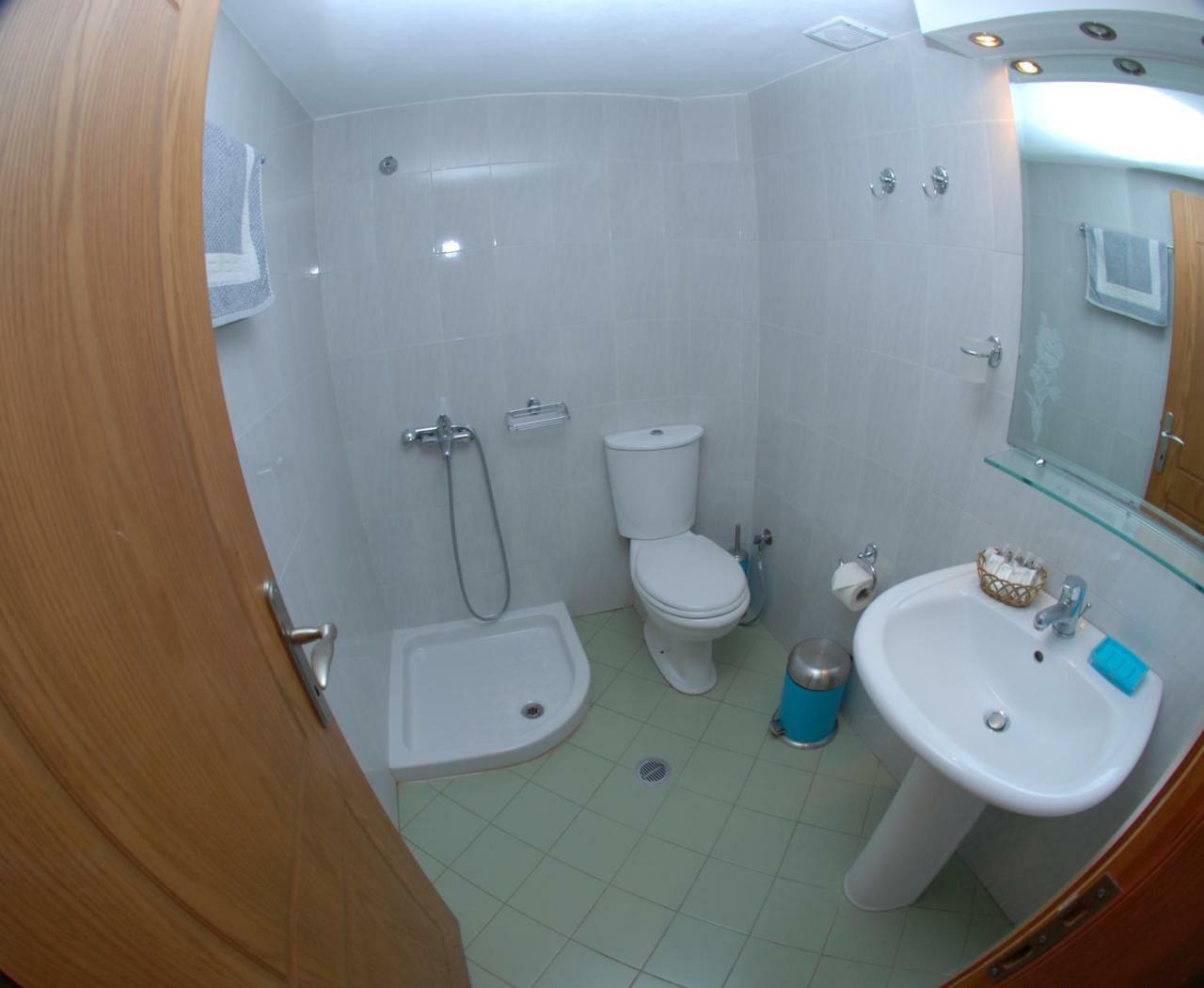 Nikos Hotel And Apartments Sarandë エクステリア 写真