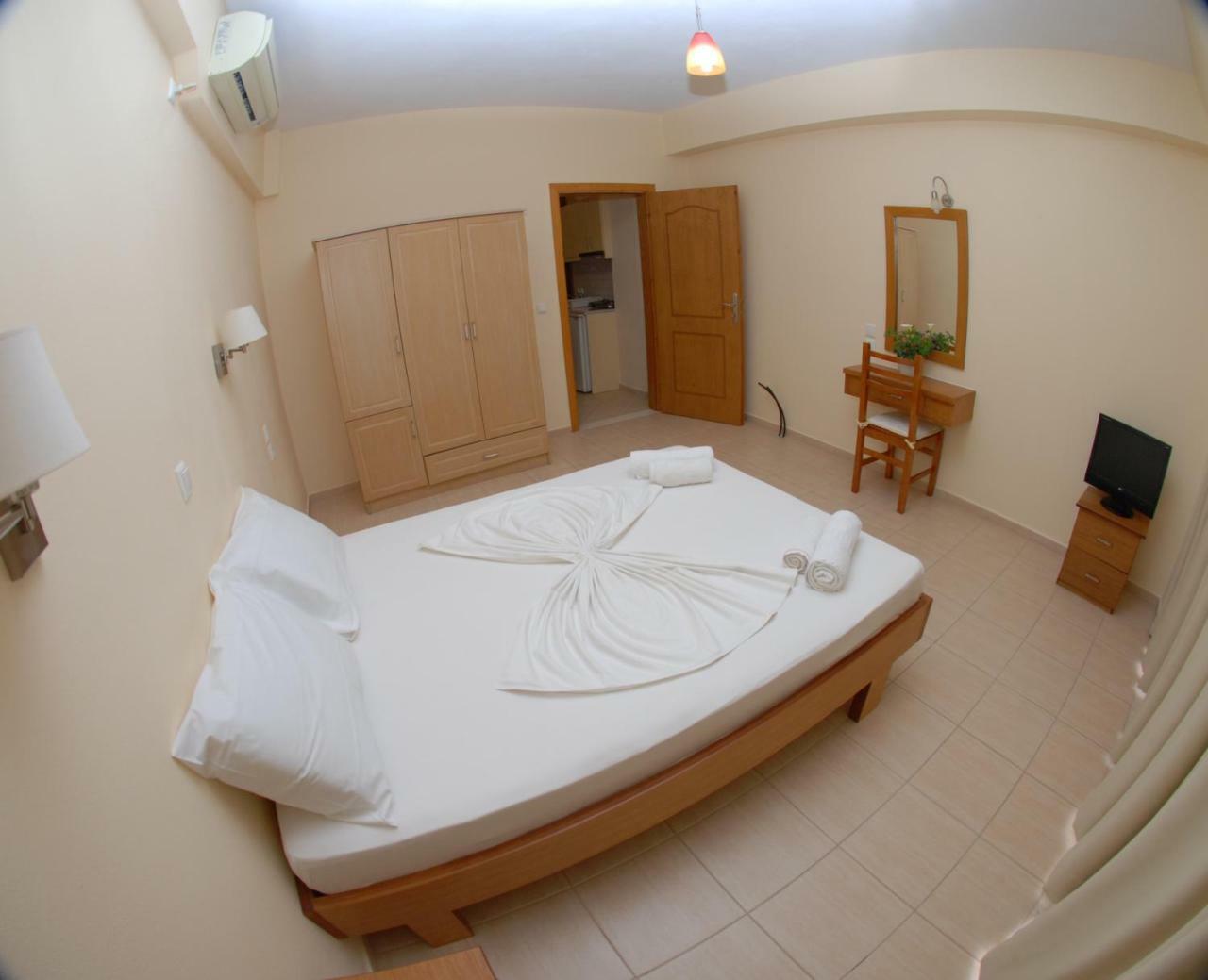 Nikos Hotel And Apartments Sarandë エクステリア 写真